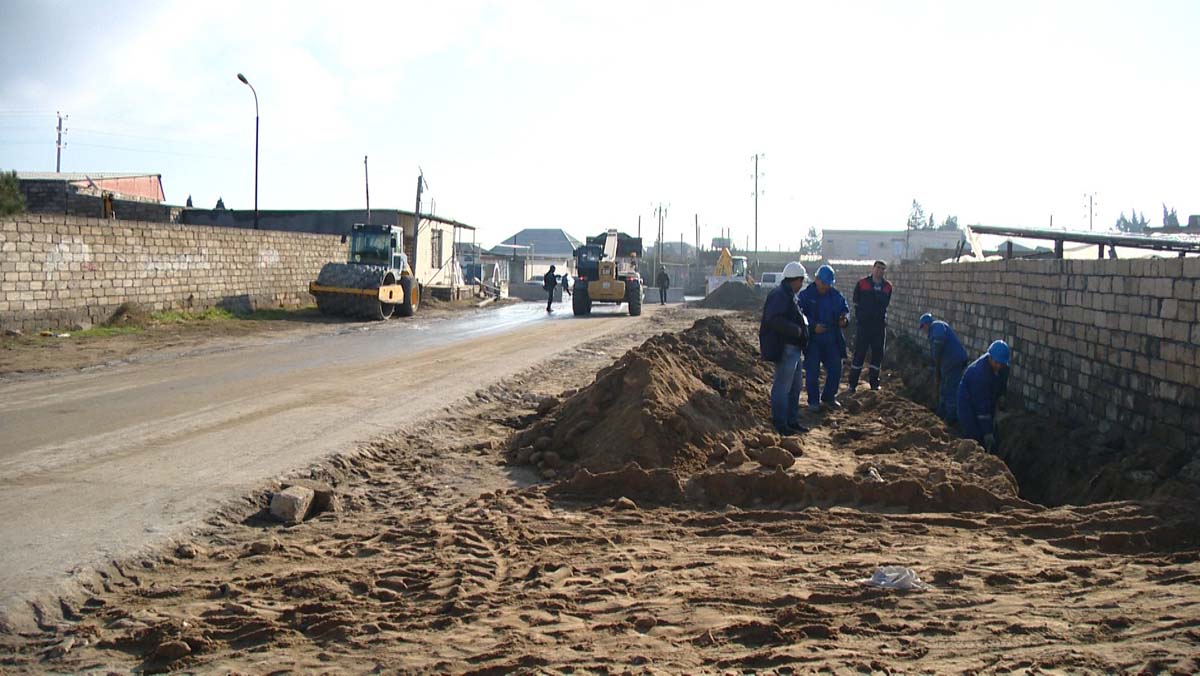 В бакинском поселке Нардаран ремонтируют улицы