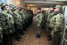 Azerbaycan Savunma Bakanı ön cephede yerleşen askeri birlikleri ziyaret etti
