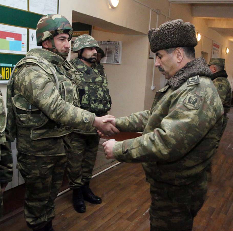 Azerbaycan Savunma Bakanı ön cephede yerleşen askeri birlikleri ziyaret etti