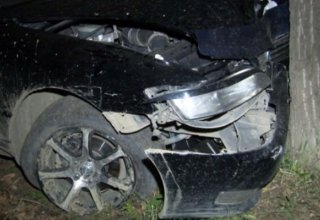 “Ford” ağaca çırpıldı - Sürücü sıxılmış vəziyyətdə qaldı