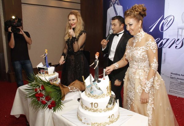 В Баку отметили юбилей со свадебными платьями из Великобритании (ФОТО)
