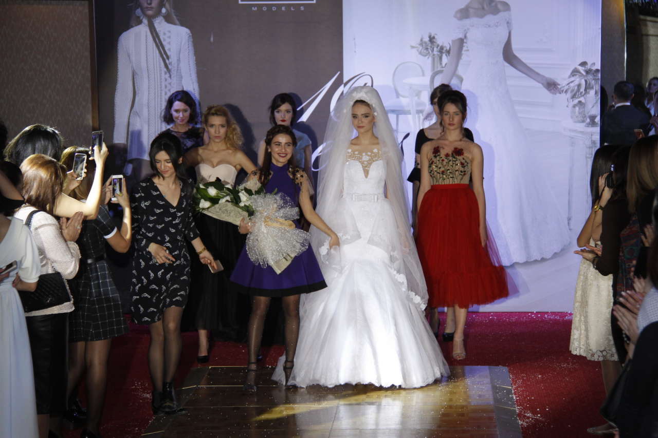 В Баку отметили юбилей со свадебными платьями из Великобритании (ФОТО)