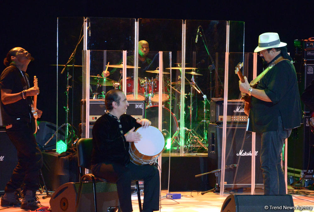 В Центре Гейдара Алиева прошел потрясающий концерт звезды Голливуда Стивена Сигала (ФОТО)