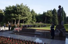 Президент Афганистана посетил могилу общенационального лидера Гейдара Алиева (ФОТО)