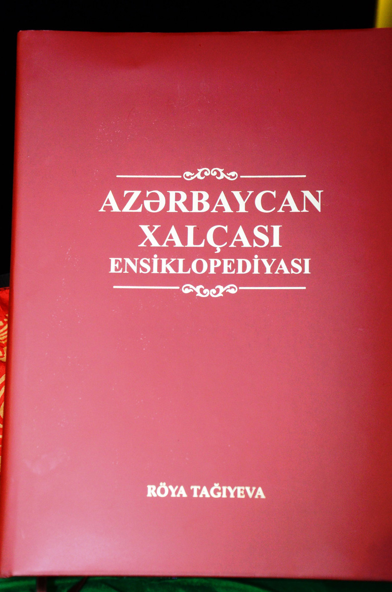 В Баку состоялась презентация первого тома “Энциклопедии азербайджанского
ковра" (ФОТО)