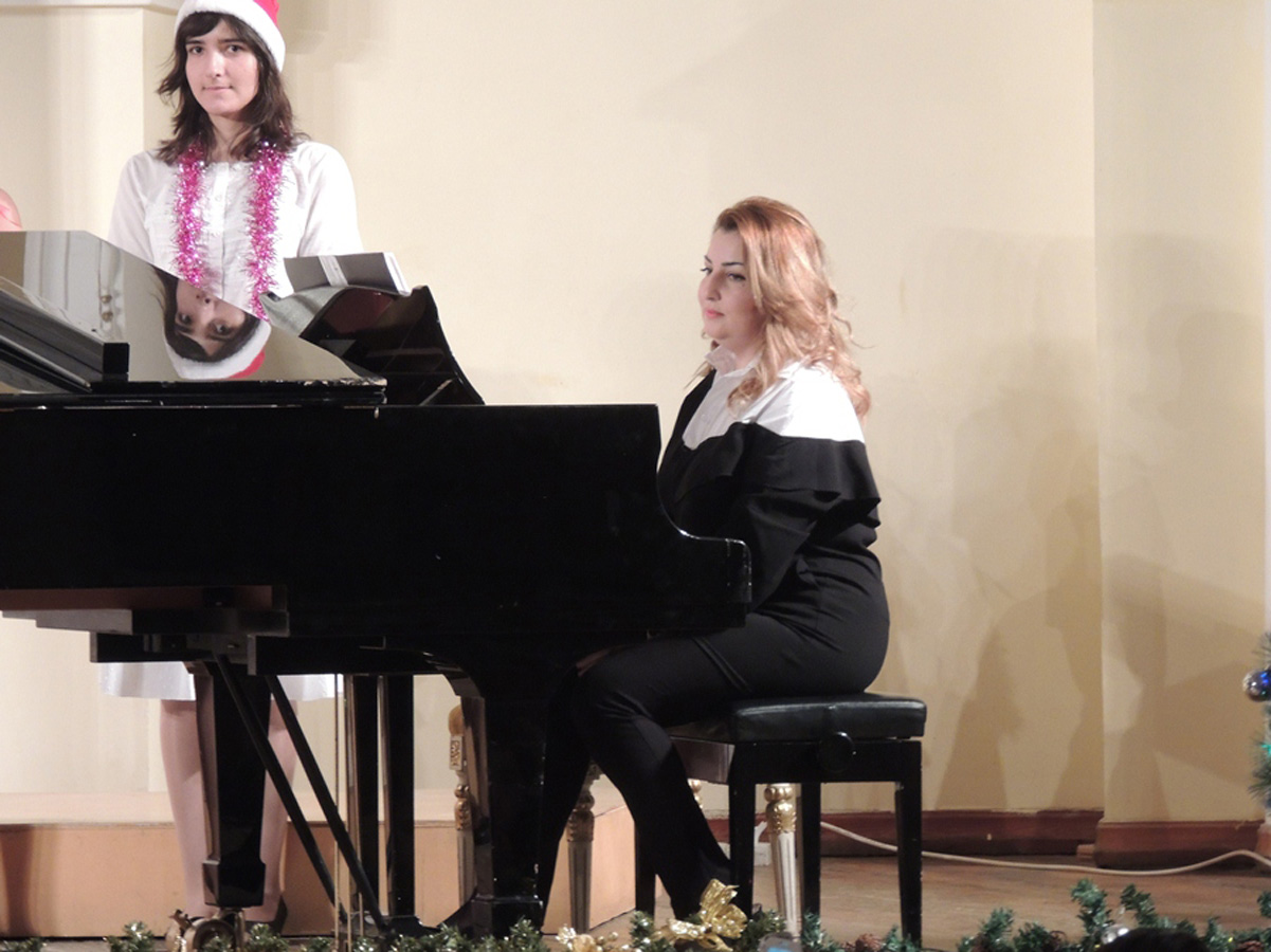 В шапочках Санты Клауса – праздничный концерт в Баку (ФОТО)