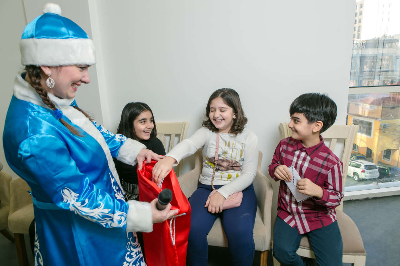 Бакинские мамы без Деда Мороза, но со Снегурочкой (ФОТО) - Gallery Image