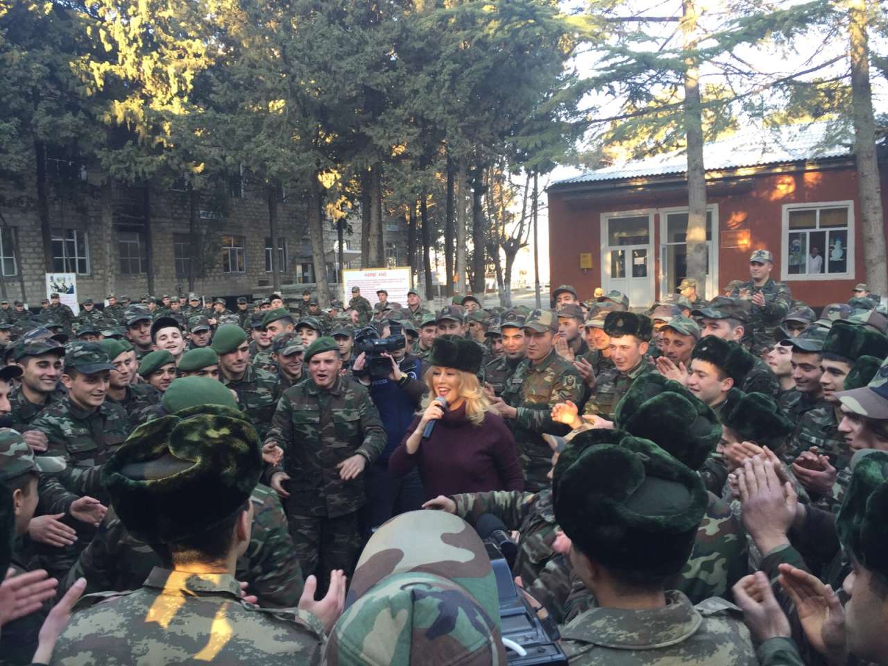 Роза Зяргярли выступила с концертом перед военнослужащими (ФОТО)