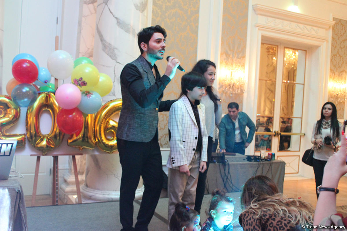 Азербайджанские звезды и мультгерои в праздничном вечере "Пусть дети смеются"  (ФОТО)