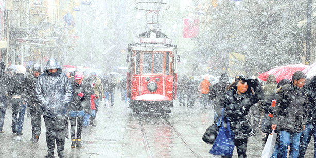 Сильный снегопад парализовал транспортное движение в Стамбуле