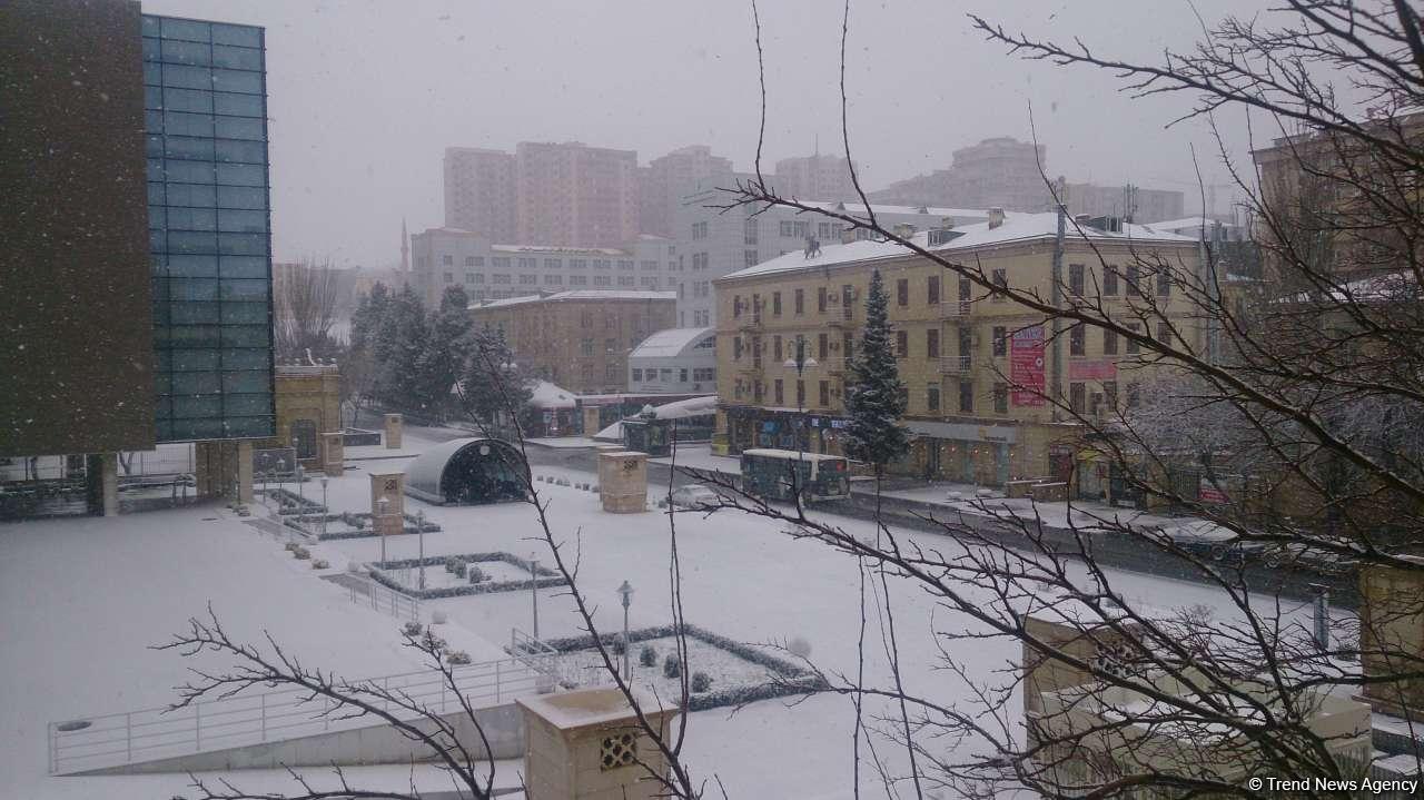 В Баку выпал первый снег (ФОТО)