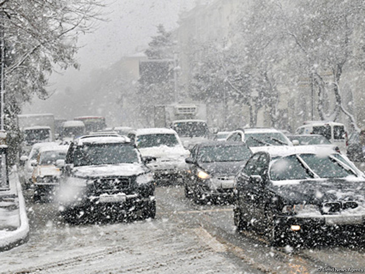Дорожная полиция Баку обратилась к водителям и пешеходам в связи со снежной погодой