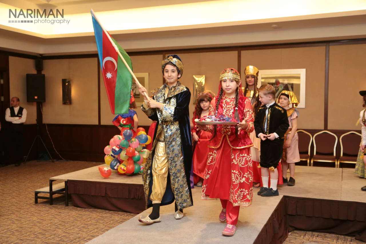 Детское дефиле в Баку - наряды стран мира (ФОТО)