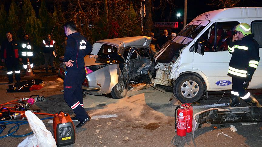 Manisa'da trafik kazası: 1 ölü, 26 yaralı
