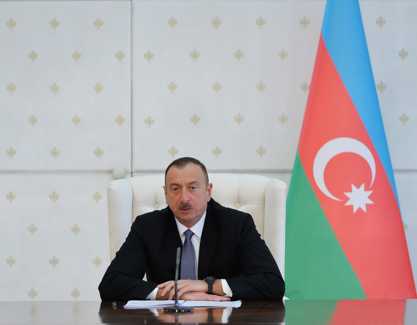 Президент Ильхам Алиев: Мы постараемся работать еще активнее для снижения негативных последствий, связанных с изменением курса маната