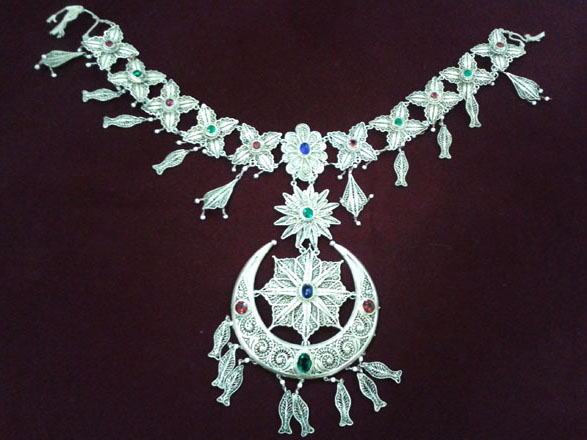 Ожерелье, флакон для духов и дамская сумочка в коллекции азербайджанского музея