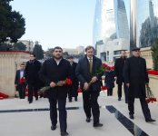 "Bank VTB" kollektivi Şəhidlər xiyabanını ziyarət edib