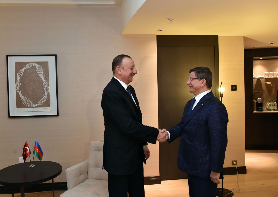 Azerbaycan Cumhurbaşkanı Başbakan Davutoğlu ile biraraya geldi