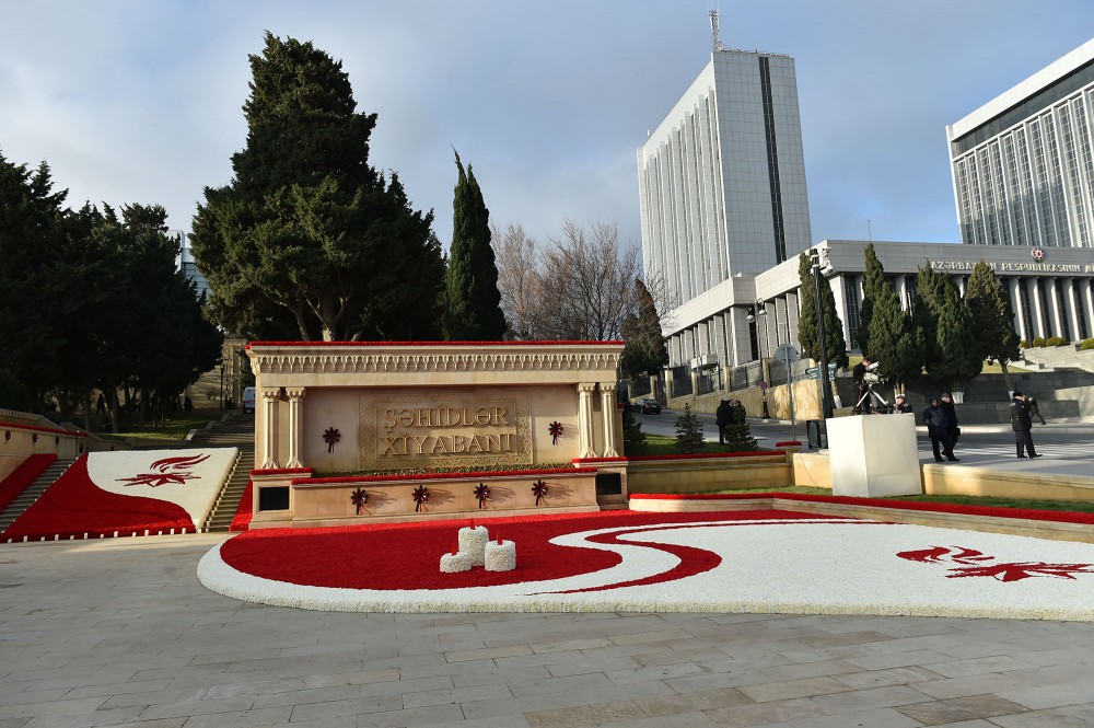 Azerbaijani president, his spouse pay tribute to martyrs