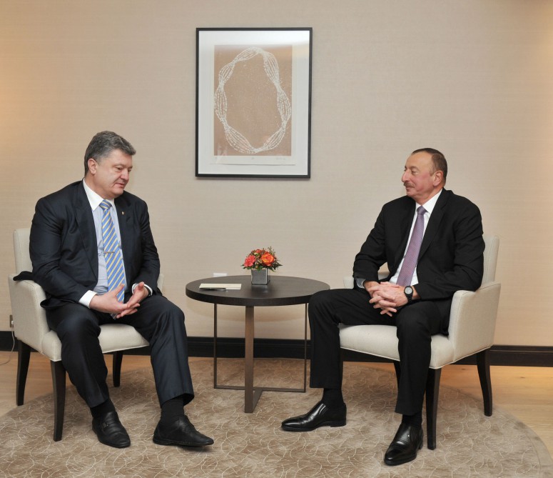 President Ilham Aliyev meets Ukrainian counterpart (PHOTO)
