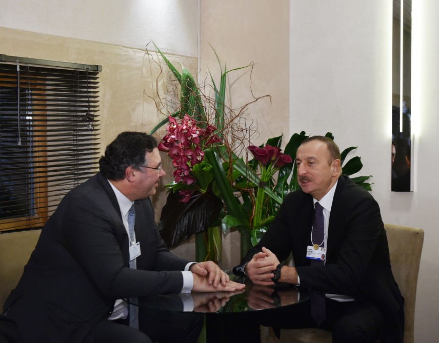 Prezident İlham Əliyev Davosda TOTAL şirkətinin baş icraçı direktoru ilə görüşüb