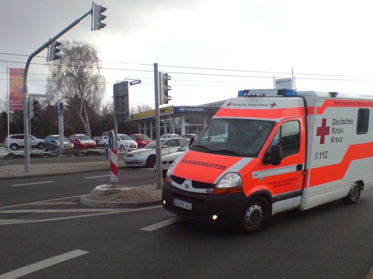 Автомобиль полиции, направляющийся к месту крушения самолета в Германии, попал в ДТП