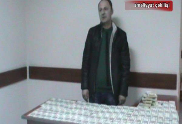 Полицейские в Баку пресекли продажу свыше 80 тыс фальшивых долларов  (ФОТО)