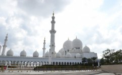 Azerbaijani president visits Sheikh Zayed Mosque in Abu Dhabi