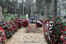 President Ilham Aliyev visits grave of academician Jalal Aliyev (PHOTO)