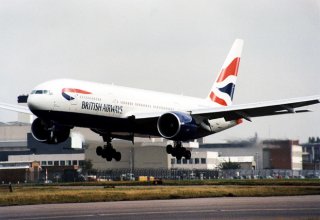 Летевший из Лондона в Мумбаи лайнер вынужденно сел в Баку из-за отказа двигателя