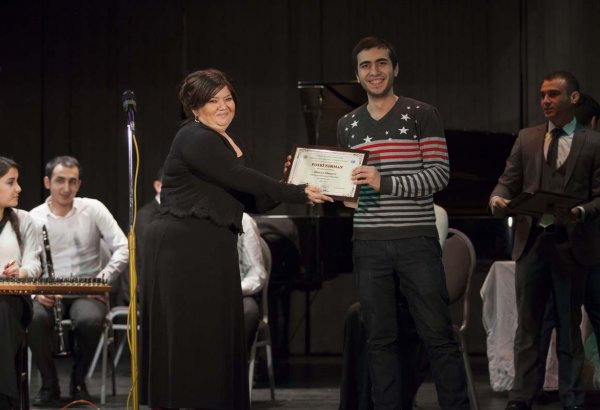 Азербайджанские студенты удостоены почетных дипломов (ФОТО)