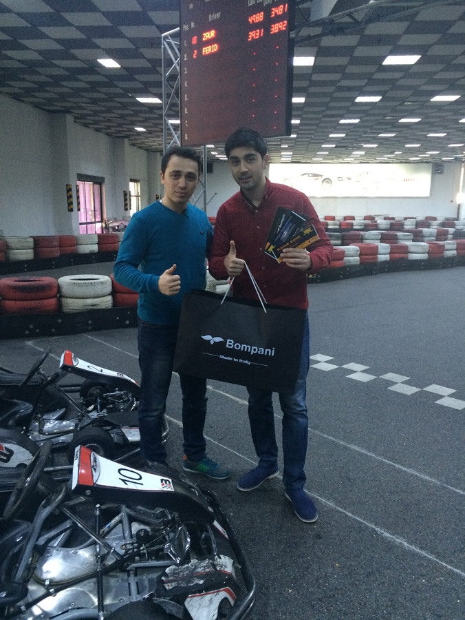 Ведущий Lider TV и певец устроили гонки в Баку (ФОТО)
