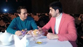 Ведущий Lider TV и певец устроили гонки в Баку (ФОТО)