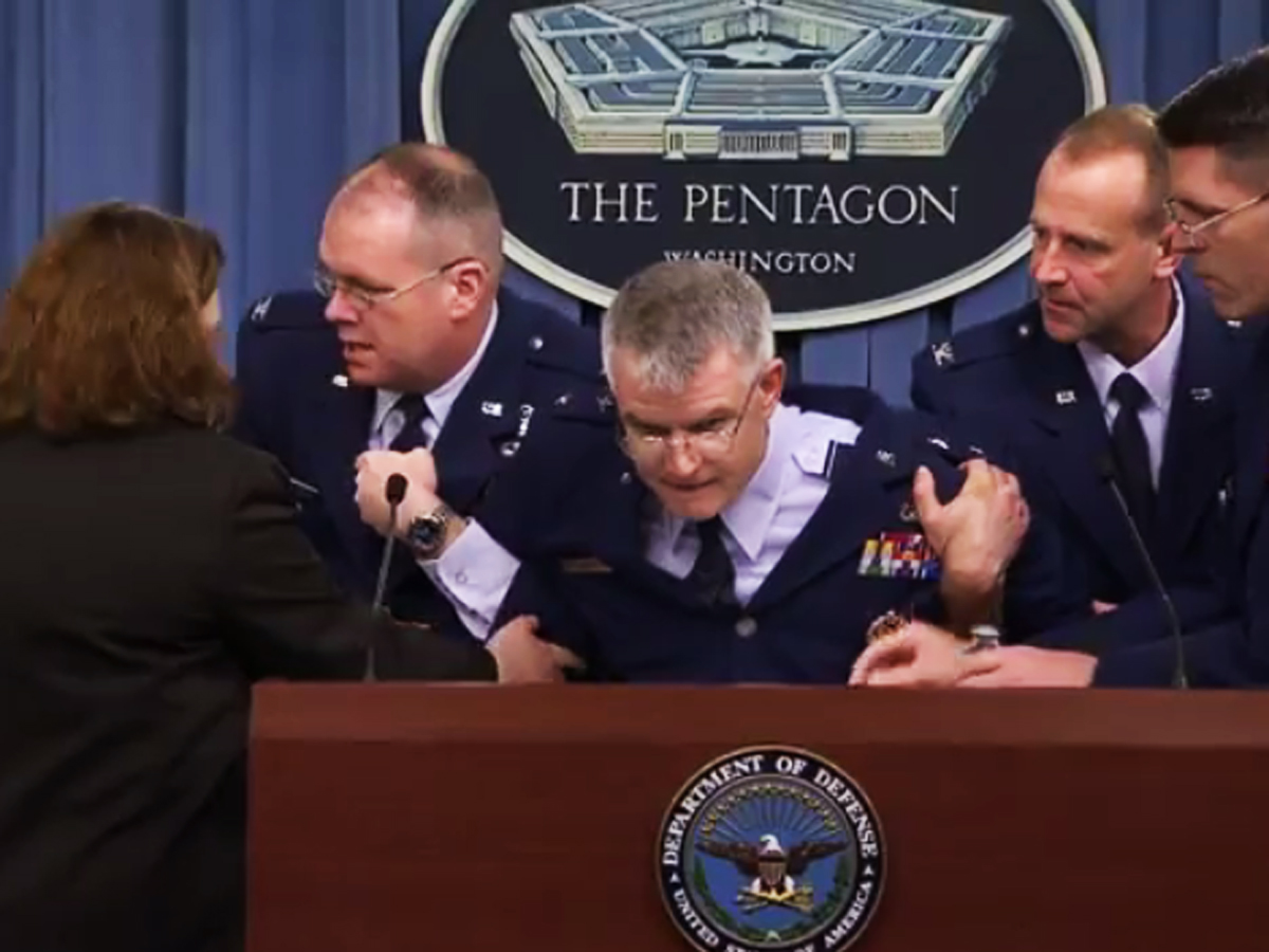 ABŞ-ın Hərbi Hava Qüvvələrinin generalı jurnalistlər qarşısında huşunu itirib (VİDEO)