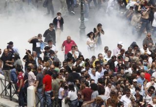 Полиция в Афинах применила слезоточивый газ для разгона протестующих учителей