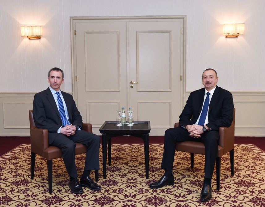 Azerbaycan Cumhurbaşkanı ABD Savunma Bakanı Keşiften sorumlu Yardımcısı ile bir araya geldi
