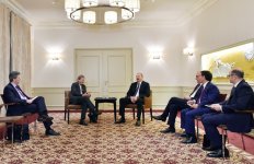 Президент Азербайджана встретился с еврокомиссаром Йоханнесом Ханом (ФОТО)