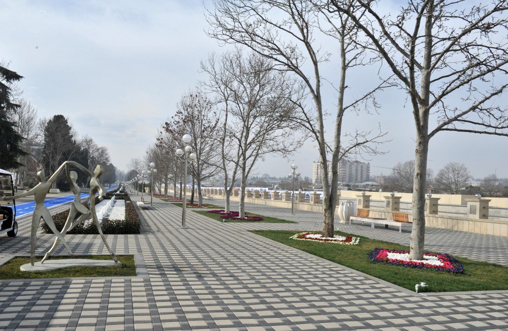 Президент Азербайджана ознакомился с созданным вдоль реки Гянджачай парком-бульваром