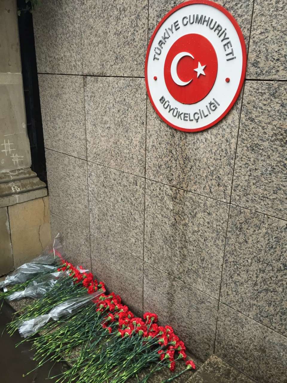 Azərbaycan gəncləri Ankarada terror aktında dünyasını dəyişənləri yad etdilər (FOTO)