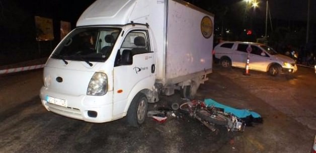 Motosiklet kamyonete çarptı: 1 ölü, 1 yaralı