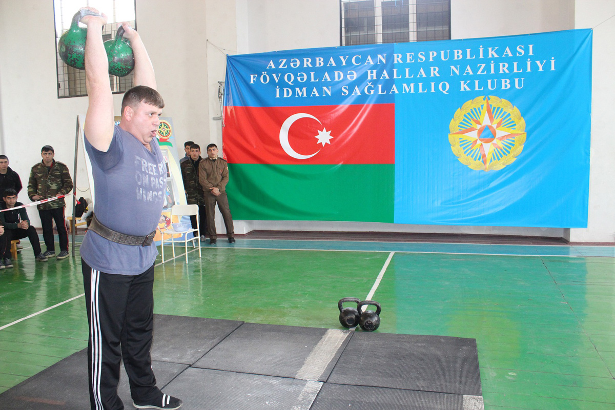 Азербайджанские спасатели определили самого сильного (ФОТО)