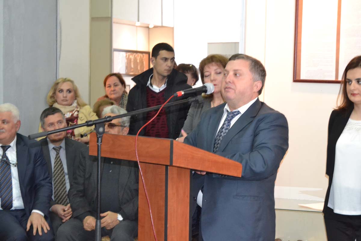 Ашраф Гейбат передал музею картину, посвященную Ходжалинской трагедии (ФОТО)