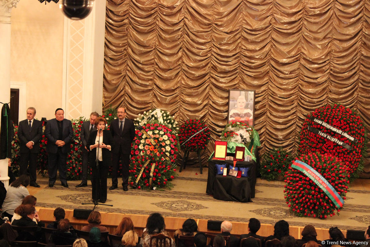 Тысячи бакинцев проводили Ильхаму Гулиеву аплодисментами в последний путь (ФОТО)