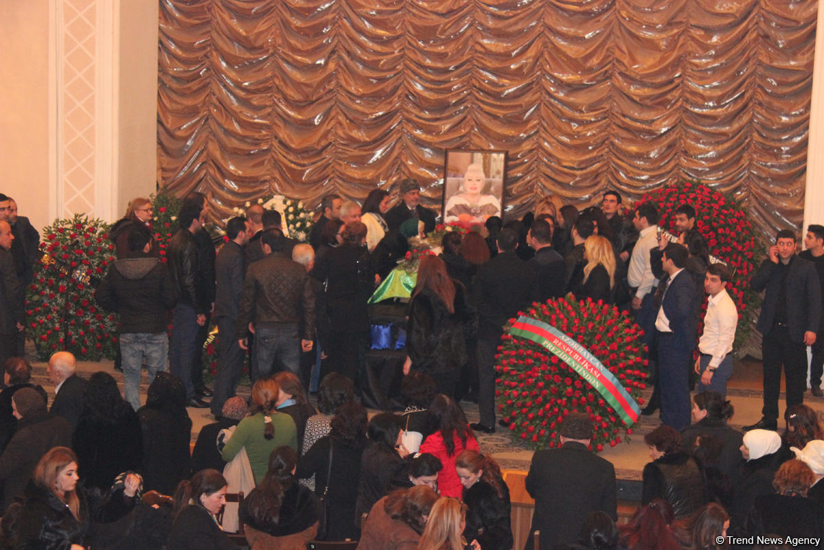 Тысячи бакинцев проводили Ильхаму Гулиеву аплодисментами в последний путь (ФОТО)