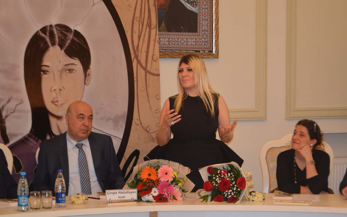В США выйдет роман азербайджанской писательницы Севиндж Сафаровой "Грех" (ФОТО)