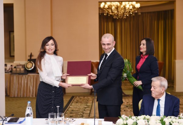 Президенту Фонда Гейдара Алиева Мехрибан Алиевой вручена премия "Человек 2015 года" (ФОТО)