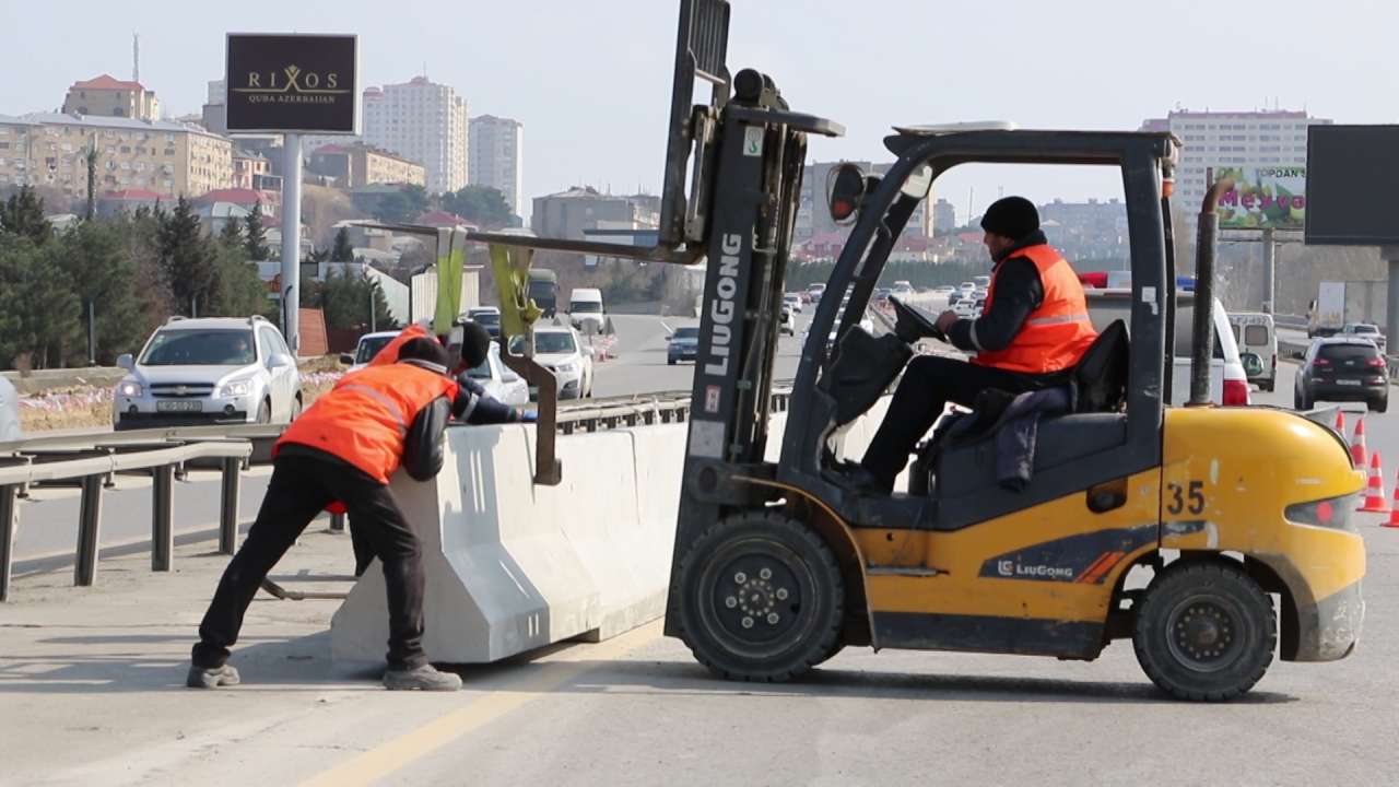 Ведутся работы по расширению дороги на северном въезде в Баку  (ФОТО)