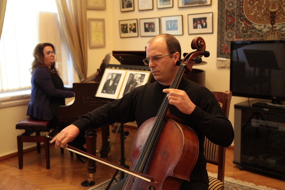 Итальянский виолончелист исполнил произведение азербайджанского композитора (ФОТО)