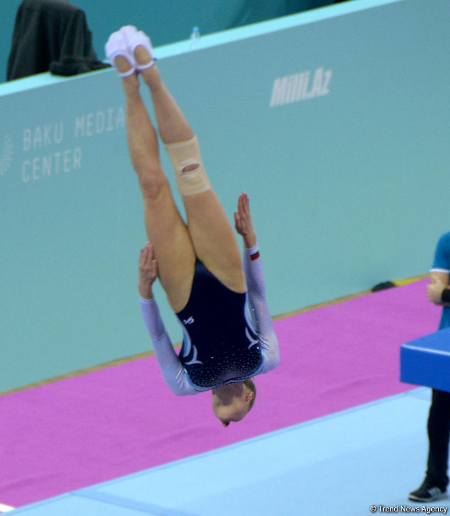 Второй день соревнований на Кубке мира по прыжкам на батуте в Баку (Фоторепортаж)