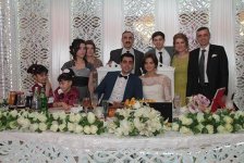 Молодой азербайджанский дедушка поздравил с 8 марта всех женщин (ФОТО)